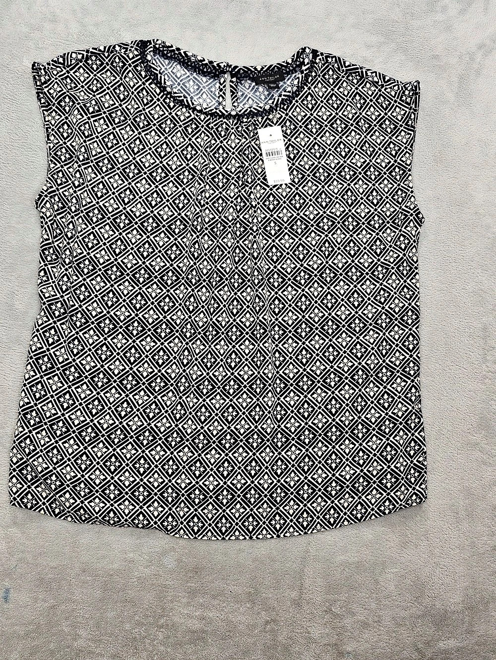 Ann Taylor Factory Geometric Sleeveless Blouse in Blue & Cream Size Small